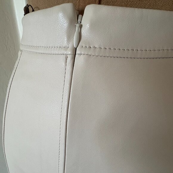 Banana Republic Skirt. NWT. Size 00. Cream. Fabric 100% Polyester. - Picture 2 of 7